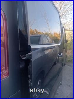Vauxhall Vivaro, Renault Traffic 2017 Drivers Side Sliding Door With Glass Vauxhall Vivaro, Renault Traffic 2017 Drivers Side Sliding Door With Glass
